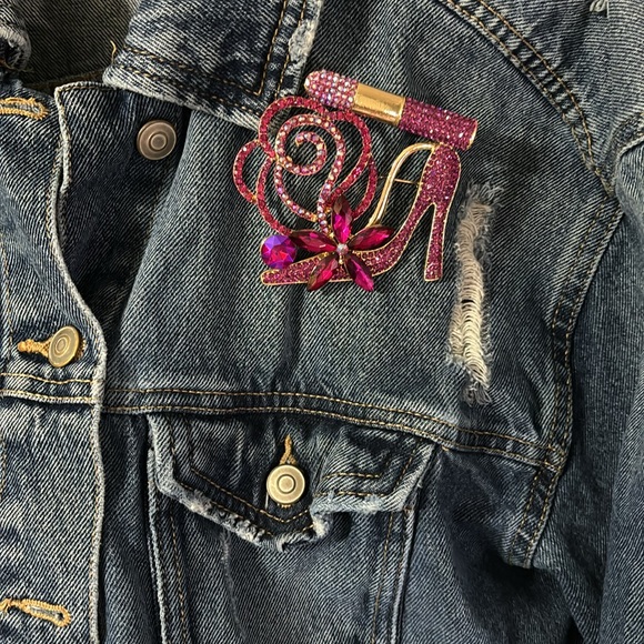 Beautifully designed stiletto and lipstick brooch pin! - Picture 5 of 5